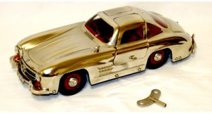 Il numero seriale "1952" non è un caso: clicca sulla foto per vedere altre immagini della Märklin Metall Mercedes 300 SL cromata.
