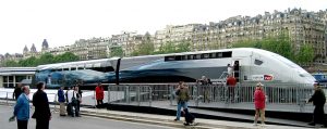 E naturalmente, parcheggiato davanti alla Tour Eiffel: ecco il trionfo del TGV Duplex V150.